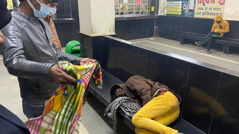 जरूरतमंदों को निगम आयुक्त प्रकाश सर्वे ने किया कंबल का वितरण, बढ़ती ठंड को देखते हुए भिलाई निगम ने चौक-चौराहों एवं आवाजाही वाले स्थानों में किया अलाव की व्यवस्था