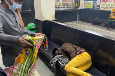 जरूरतमंदों को निगम आयुक्त प्रकाश सर्वे ने किया कंबल का वितरण, बढ़ती ठंड को देखते हुए भिलाई निगम ने चौक-चौराहों एवं आवाजाही वाले स्थानों में किया अलाव की व्यवस्था