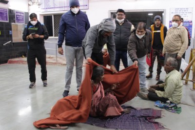 समाज के कमजोर व बेघर लोगों को ठंड व शीत लहर से बचाने नगर निगम द्वारा गर्म कपड़ों का वितरण, महापौर, आयुक्त, अध्यक्ष व पार्षदों ने बाटे कम्बल