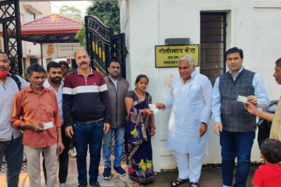 दुर्ग में श्रमिक शिविर में अब तक 5 हज़ार पात्रों का बना श्रमिक कार्ड,विधायक और महापौर ने किया वितरण: