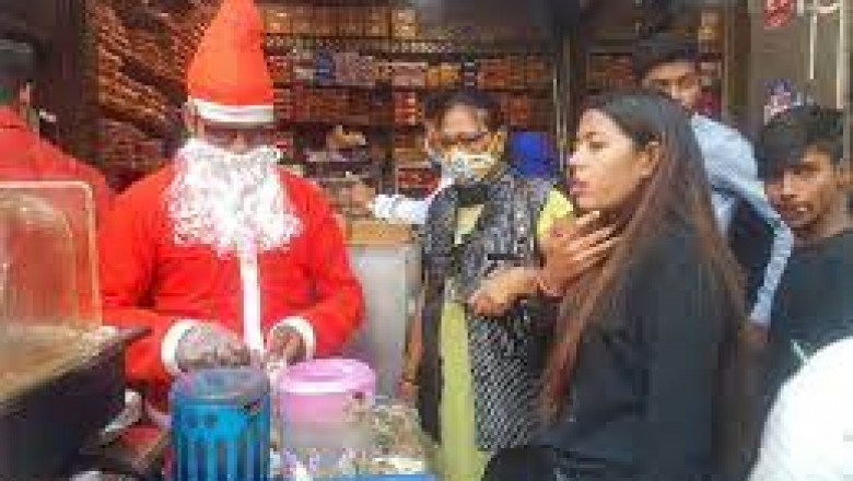 सैंटा ने दुकान में समोसे संग बांटी तीखी चटनी:चर्च में सजी प्रभु यीशु के जन्म की झांकी; परियों, गड़रियों के किरदार में दिखे बच्चे