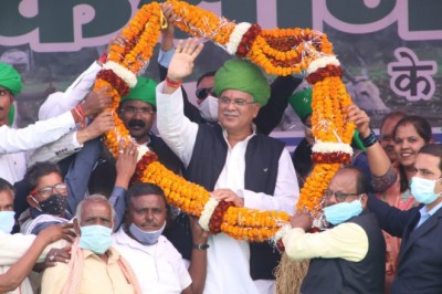 बालोद जिले के डौंडीलोहारा विकासखंड के ग्राम गोडमर्रा में आयोजित किसान सम्मेलन में शामिल हुए सीएम बघेल