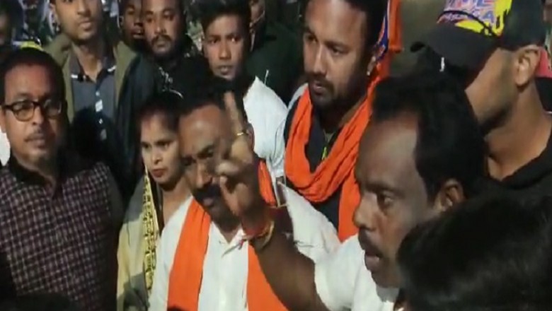 सड़क पर वाहन चोरी, थाने में हंगामा:BJP नेताओं से गुस्साए इंस्पेक्टर बोले- गाड़ियां मैं चोरी करवा रहा हूं क्या, भई अपराध तो होगा ही