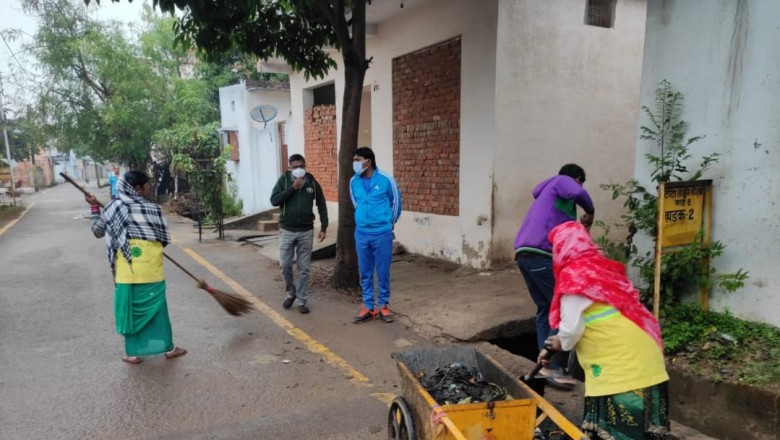 बारिश के चलते ही  नाली सफाई मेें जुटे सफाई कर्मी, बस्तियों का जायजा लेने पहुंचे आयुक्त प्रकाश सर्वे