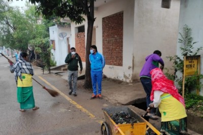 बारिश के चलते ही  नाली सफाई मेें जुटे सफाई कर्मी, बस्तियों का जायजा लेने पहुंचे आयुक्त प्रकाश सर्वे