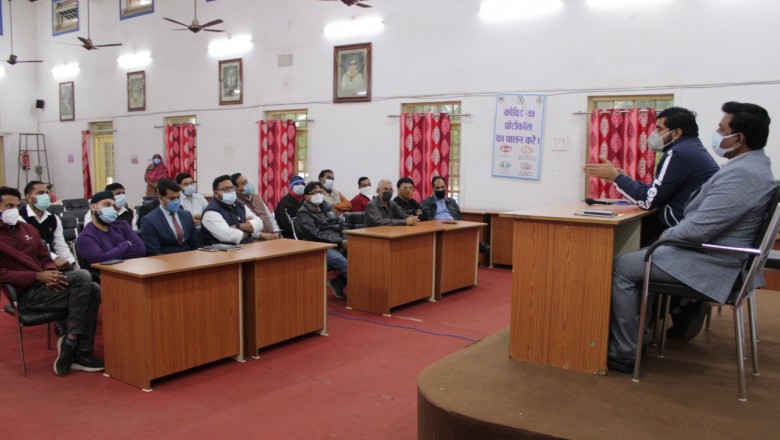 कोरोना के बढ़ते प्रकोप को देखते हुये महापौर व आयुक्त ने ली पार्षदों की बैठक