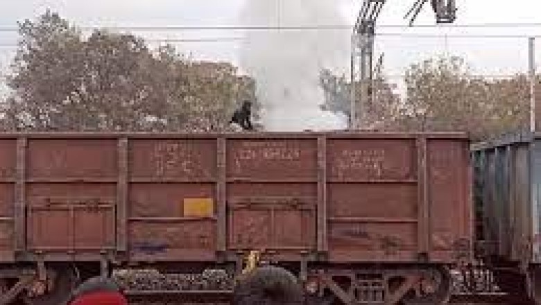 विदेशी कोयले से लदी मालगाड़ी में आग