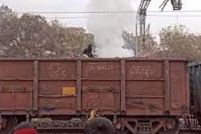 विदेशी कोयले से लदी मालगाड़ी में आग