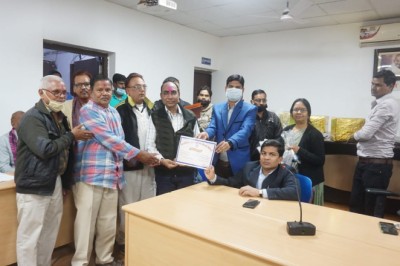 निगम प्रशासन ने 08 कर्मचारियों को दी स-सम्मान विदाई