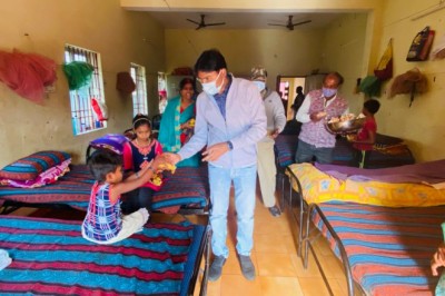 निराश्रित, बेघर, बेसहारा लोगो के बीच पहुंचकर आयुक्त प्रकाश सर्वे मनाया नववर्ष,