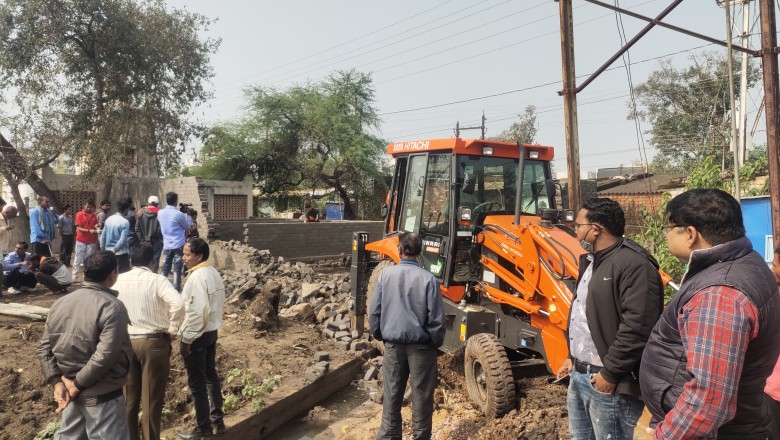 पोटिया चौक अवैध कब्जा निर्माण की शिकायत मिलने पर निगम ने कार्रवाही कर चलाया जेसीबी: