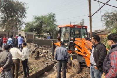 पोटिया चौक अवैध कब्जा निर्माण की शिकायत मिलने पर निगम ने कार्रवाही कर चलाया जेसीबी: