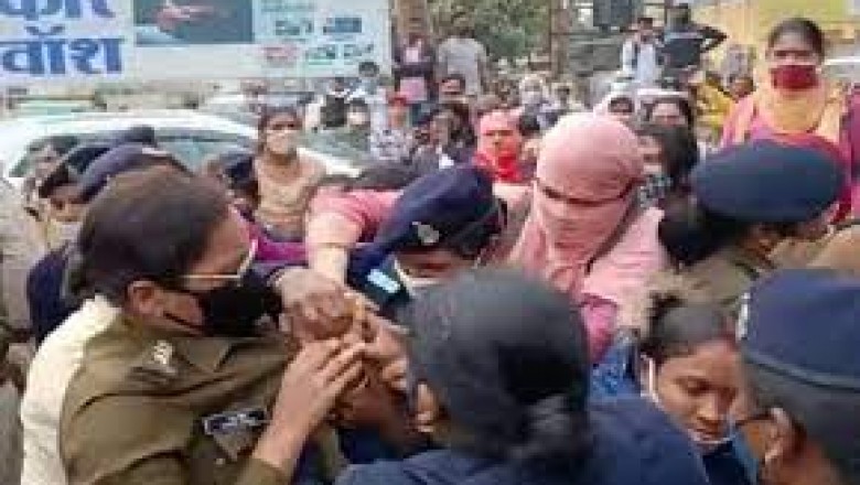 होमगार्ड और सहायक आरक्षक, स्तर के जवानों के वेतन और प्रमोशन के नियमों में बदलाव को लेकर आन्दोलनकारी महिलाओं ने की महिला SI के साथ मारपीट