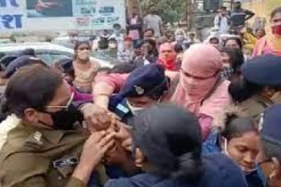होमगार्ड और सहायक आरक्षक, स्तर के जवानों के वेतन और प्रमोशन के नियमों में बदलाव को लेकर आन्दोलनकारी महिलाओं ने की महिला SI के साथ मारपीट
