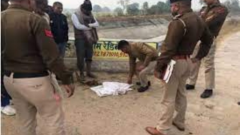 नवजात के गले में रस्सी से तीन ईंटों को बांधकर नहर  में फेंका