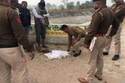 नवजात के गले में रस्सी से तीन ईंटों को बांधकर नहर  में फेंका