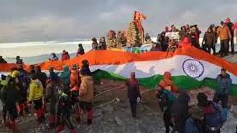 राजनांदगांव के पर्वतारोहियों ने केदार कांठा पर्वत पर राष्ट्रीय ध्वज फहराकर रचा कीर्तिमान
