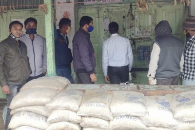 डोंगरगढ़ में बाजार मूल्य से अधिक मूल्य में सामग्री बेचने पर बाजार स्थित किराना दुकान को किया गया सील