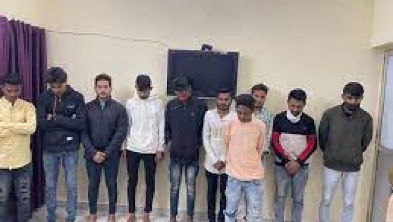 रायपुर में देर रात पुलिस का छापा,