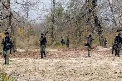 छत्तीसगढ़ के बस्तर में पुलिस और नक्सलियों के बीच जबरदस्त मुठभेड़ जारी
