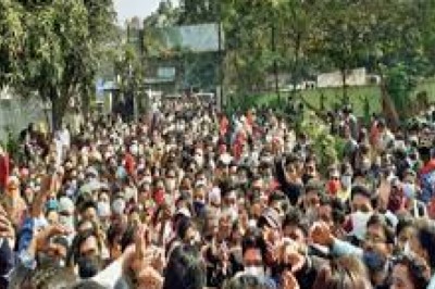 कोरोना प्रोटोकाॅल की धज्जियां उड़ती नजर आईं