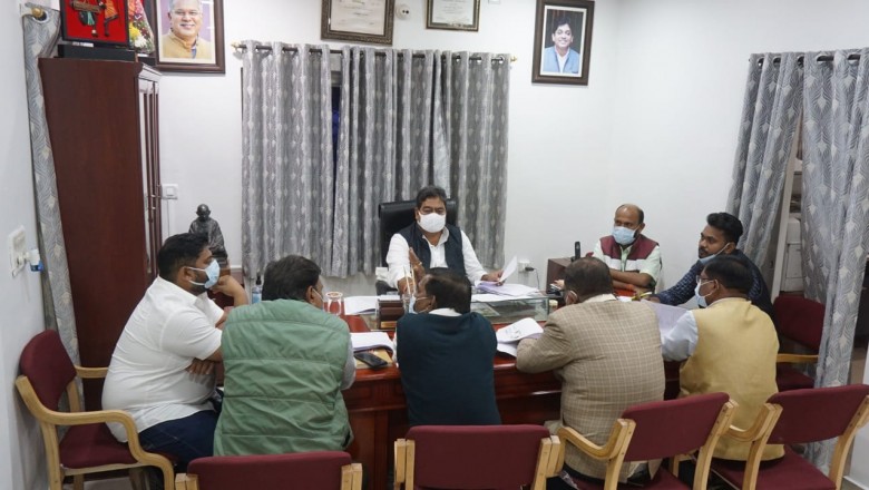 महापौर नीरज पाल ने ली अधिकारियों की बैठक, विकास कार्यों में लेटलतीफी पर जताई नाराजगी