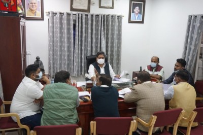 महापौर नीरज पाल ने ली अधिकारियों की बैठक, विकास कार्यों में लेटलतीफी पर जताई नाराजगी