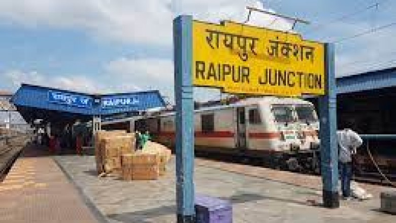 रायपुर रेलवे स्टेशन पर ट्रेन में मारा छापा