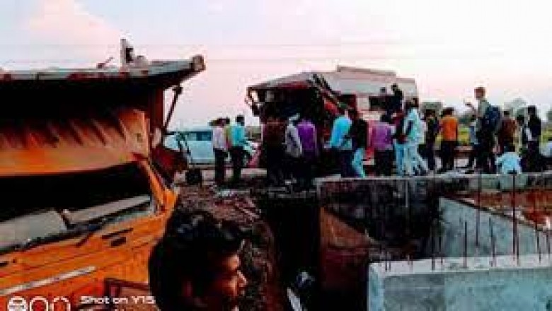 दुर्ग में उतई से पाटन जा रही बस को सामने से मारी टक्कर