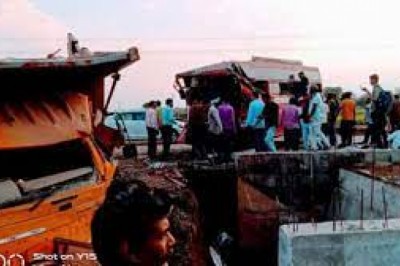 दुर्ग में उतई से पाटन जा रही बस को सामने से मारी टक्कर