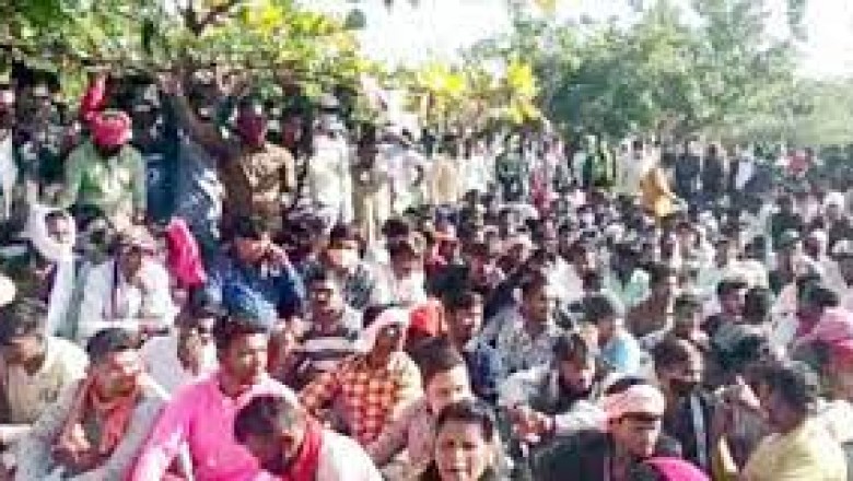 नवा रायपुर क्षेत्र के 27 गांवों के किसान एनआरडीए भवन के सामने धरने पर बैठे