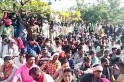 नवा रायपुर क्षेत्र के 27 गांवों के किसान एनआरडीए भवन के सामने धरने पर बैठे