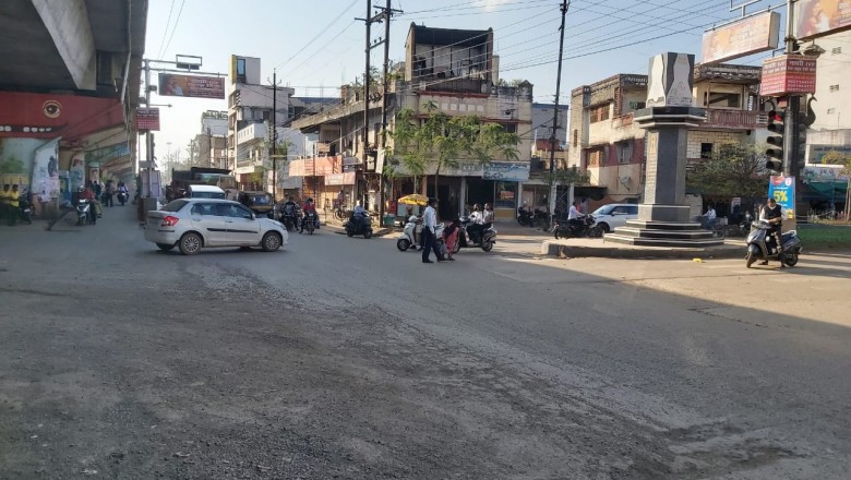 ट्रैफिक पुलिस ने की बुजुर्ग महिला की  सड़क पार करने में की मदद