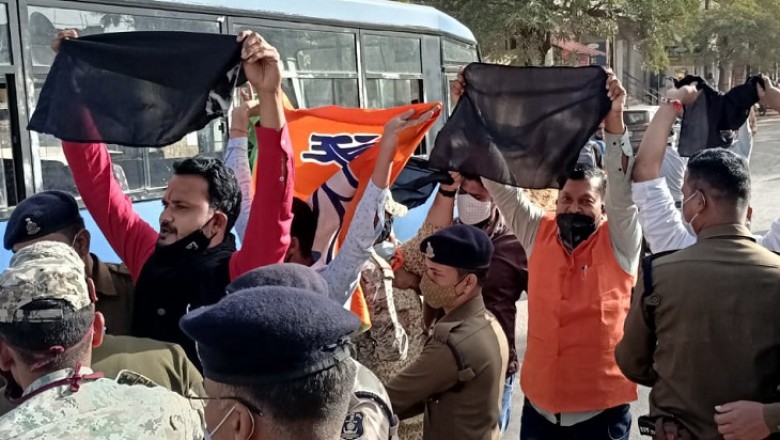जगदलपुर में भाजपा के कार्यकर्ताओं ने मुख्यमंत्री भूपेश बघेल को काला झंडा दिखाया