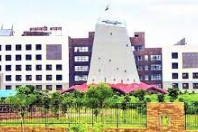 कोरोना संक्रमण की दर में गिरावट आते ही सरकार ने प्रतिबंधों में ढील देना शुरू कर दिया