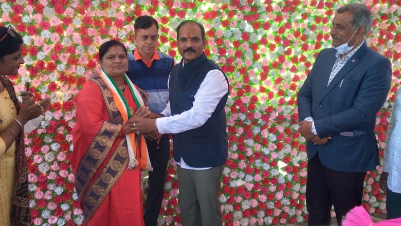 भारतीय जनता पार्टी महिला मोर्चा भिलाई नगर पश्चिम मण्डल पूर्व मंत्री गायत्री वर्मा ने कांग्रेस प्रवेश किया