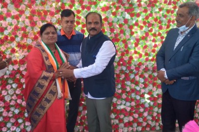 भारतीय जनता पार्टी महिला मोर्चा भिलाई नगर पश्चिम मण्डल पूर्व मंत्री गायत्री वर्मा ने कांग्रेस प्रवेश किया