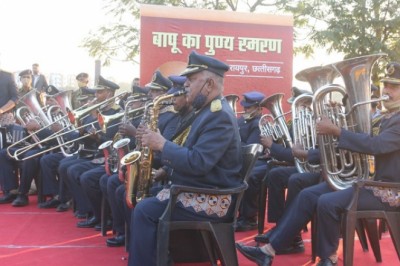 महात्मा गांधी के शहीदी दिवस पर छत्तीसगढ़ पुलिस ने उन्हें स्वरांजलि दी