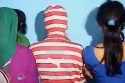 रायपुर की पुलिस ने एक स्पा में रविवार की रात छापा मारा