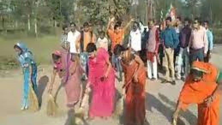 BJP कार्यकर्ताओं ने झाड़ू लगाकर किया सड़क चौड़ीकरण का विरोध