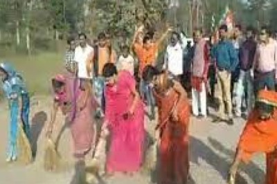 BJP कार्यकर्ताओं ने झाड़ू लगाकर किया सड़क चौड़ीकरण का विरोध