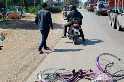 एक यात्री बस ने स्कूल जा रही छात्रा को टक्कर मार दी