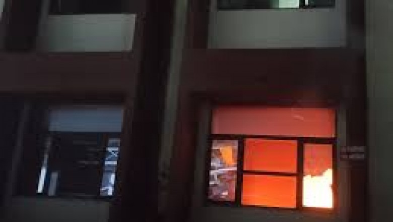 रायपुर रेलवे स्टेशन के आरक्षण भवन में भीषण आग लगी