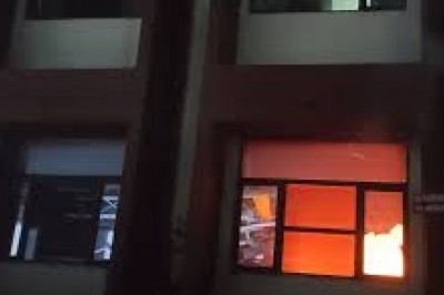 रायपुर रेलवे स्टेशन के आरक्षण भवन में भीषण आग लगी