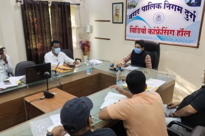 आयुक्त ने राजस्व,बाजार व लायसेंस विभाग के अधिकारी व कर्मचारियों की  क्लास ली: