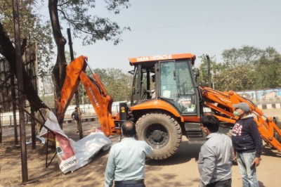 दुर्गं में निगम की बड़ी कार्रवाई: 16 बड़े अवैध होंडिंग पर चला बुल्डोजर