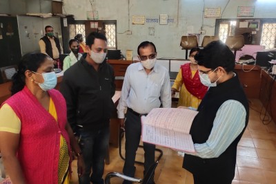 आयुक्त ने विभागों का किया औचक निरीक्षण,विभाग में पहुँचकर  रजिस्टर जांच की: