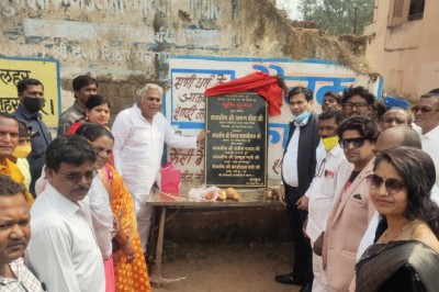 विधायक एवं महापौर ने पटरीपार में किया 6 लाख 78 हज़ार सीमेंटीकरण सड़क कार्य का भूमिपूजन:
