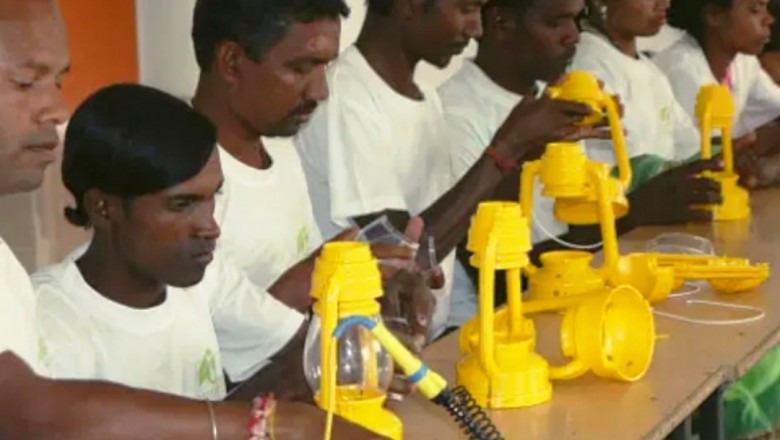 रायपुर : इलेक्ट्रॉनिक बल्ब निर्माण से दिव्यांग युवाओं का जीवन हुआ रोशन