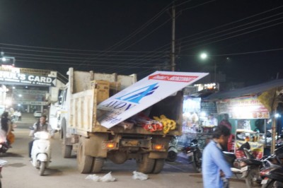 आकाशगंगा में सड़क बाधा करने वाले होर्डिंग्स और सामानों को हटवाया गया